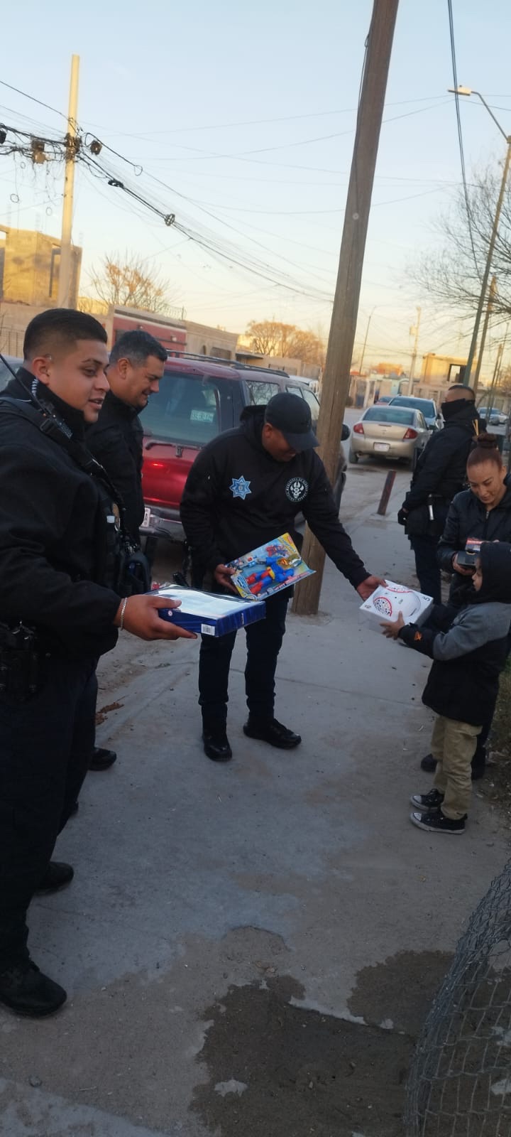 Cumple siete años, y solo quería el abrazo de un policía - Perro Chihuahua